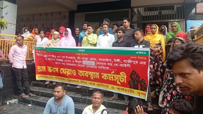 শ্রম ভবনের সামনে আন্দোলনকারীরা