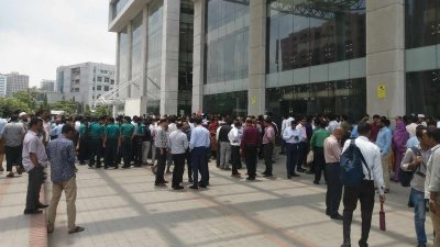 রাজস্ব ভবনে উত্তেজনা (ছবি: নাসিরুল ইসলাম)