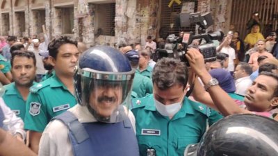 আদালত চত্বরে শাজাহান খান