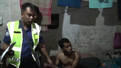 লাশ উদ্ধার ও নিহতের ছেলেকে আটক করেছে পুলিশ
