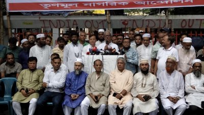 ‘নাগরিক আন্দোলনের’ সমাবেশে বক্তব্য রাখছেন জয়নুল আবদিন ফারুক