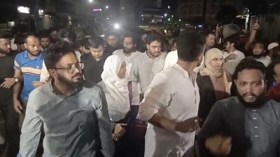 বাংলামোটর কেন্দ্রীয় কার্যালয় থেকে বিক্ষোভ মিছিলটি শুরু হয়