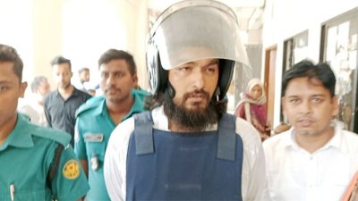 আদালত চত্বরে নোবেল