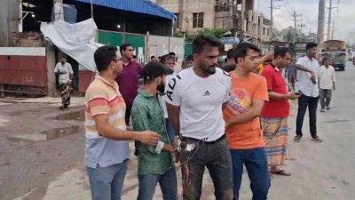 নগরের ২ নম্বর গেট এলাকায় ১৫-২০ জনের একটি দল মিছিল বের করার জন্য জড়ো হলে পুলিশ ছত্রভঙ্গ করে দেয়।