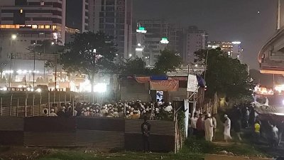 রাতে একদল উগ্রবাদী মানুষ মন্দিরে এসে অতর্কিত  হামলা চালায়