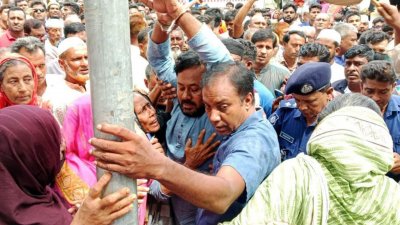 মায়ের জানাজা ও দাফনে অংশ নিতে সাবেক চেয়ারম্যান ও ইউনিয়ন যুবলীগের সভাপতি আনােয়ার হােসেন পাশা দুই ঘণ্টার জন্য প্যারোলে মুক্তি পেয়েছেন