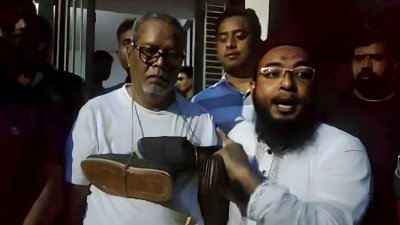 রবিবার সন্ধ্যায় কিছুলোক উত্তরা ৫ নম্বর সেক্টরে সাবেক সিইসি নুরুল হুদার বাসা ঘেরাও করে মব সৃষ্টি করে