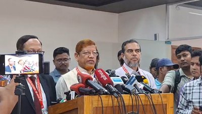 সাংবাদিকদের সঙ্গে কথা বলছেন  হামিদুর রহমান আজাদ