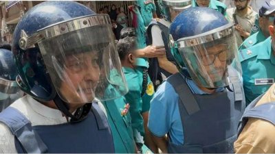 আদালত চত্বরে হাসানুল হক ইনু ও জুনাইদ আহমেদ পলক