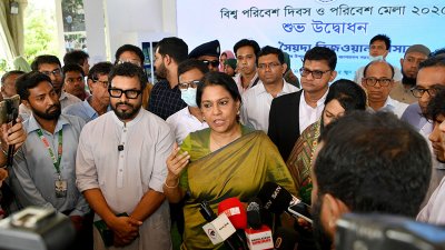 সাংবাদিকদের সঙ্গে কথা বলছেন পরিবেশ উপদেষ্টা