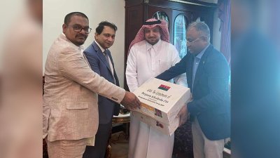 উপহার পাঠানো ফল গ্রহণ করেন দেশটির পররাষ্ট্র মন্ত্রণালয়ের প্রটোকল পরিচালক