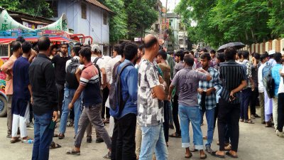 কলেজের সামনের সড়ক অবরোধ করেন শিক্ষার্থীরা