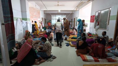 হাসপাতালের মেঝে, করিডর ও সিঁড়ির পাশে রোগীরা চিকিৎসা নিচ্ছেন