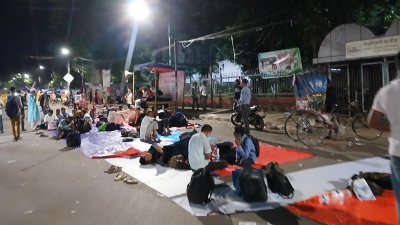 শাহবাগে আন্দোলনরত চাকরিচ্যুত বিডিআর সদস্যরা