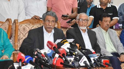 সাংবাদিকদের সঙ্গে কথা বলছেন অধ্যাপক ড. আলী রীয়াজ