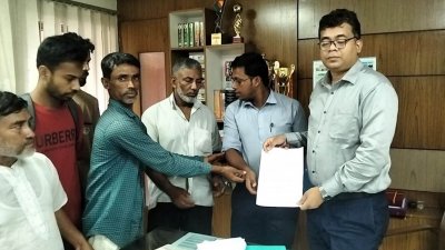 বুধবার ১৬ জন কৃষক উপজেলা নির্বাহী কর্মকর্তার (ইউএনও) কাছে স্মারকলিপি দিয়েছেন