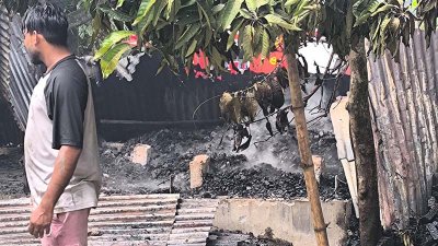 আগুনে পুড়িয়ে দেওয়া বাড়ি