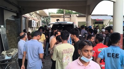 হাসপাতালে সহপাঠীরা