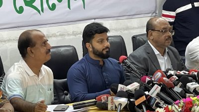সংবাদ সম্মেলনে বক্তব্য দিচ্ছেন ইশরাক হোসেন