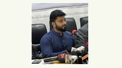 সংবাদ সম্মেলনে বক্তব্য দিচ্ছেন ইশরাক হোসেন