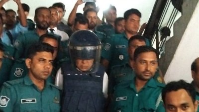 পুলিশ পাহারায় আদালতে কাজী হাবিবুল আউয়াল