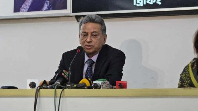 সংবাদ সম্মেলনে কথা বলছেন আমির খসরু