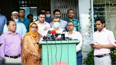 পরীক্ষাকেন্দ্র পরিদর্শন শেষে সাংবাদিকদের সঙ্গে কথা বলছেন শিক্ষা উপদেষ্টা অধ্যাপক ড. সি আর আবরার। ছবি: নাসিরুল ইসলাম