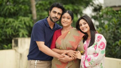 আলোচনায় ‘ঘ্রাণ’: মায়ের জন্মদিনের খোঁজে পুত্র