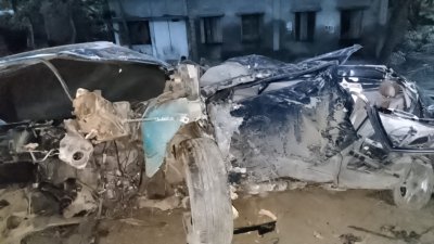 চুরমার হয়ে গেছে প্রাইভেটকারটি