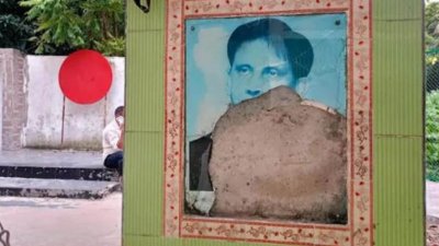বীর মুক্তিযোদ্ধা রফিকুল ইসলামের স্মরণে নির্মিত ম্যুরাল এবং পাশের শহীদ মিনার ভাঙচুর
