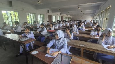 খাগড়াছড়িতে একটি কেন্দ্রে পরীক্ষার্থীরা