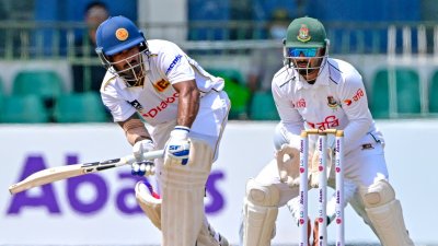 উদারাকে ফিরিয়েছেন তাইজুল।