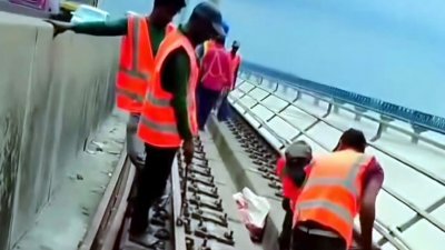 রেললাইনের নাট-বল্টু খুলে ফেলার কাজ শুরু করেছে সেতু বিভাগ