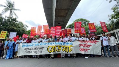 জাতীয় প্রেস ক্লাবের সামনে থেকে রোড মার্চ কর্মসূচি শুরু হয়