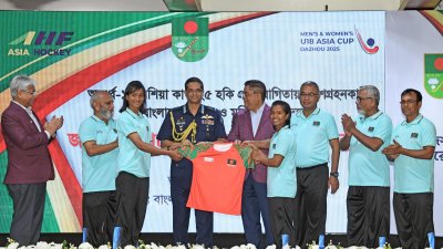 জার্সি উন্মোচন অনুষ্ঠানে হকি ফেডারেশনের সভাপতি ও বিমান বাহিনীর প্রধান এয়ার চীফ মার্শাল হাসান মাহমুদ খান ও খেলোয়াড়রা।
