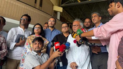 সাংবাদিকদের ব্রিফ করছেন রুহুল কবির রিজভী