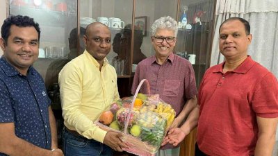তারেক রহমানের পক্ষে ফল নিয়ে সাংবাদিক মাসুদ কামালের বাসায় ‘আমরা বিএনপি পরিবার’