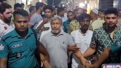 আওয়ামী লীগ নেতা মাইনুল ইসলাম স্বপনকে ধরে পুলিশে দিয়েছেন বিএনপি নেতাকর্মীরা