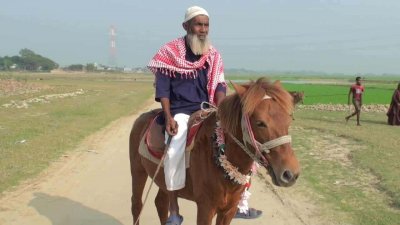 কবর খুঁড়তে ঘোড়ার পিঠে চড়ে মনু মিয়া ছুটে যেতেন মৃতের বাড়িতে