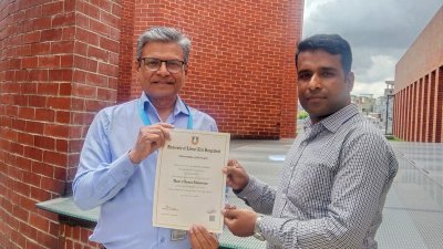 অ্যাকাডেমিক সনদ হাতে বিশ্ববিদ্যালয়ের উপাচার্যের সঙ্গে গোলাম কিবরিয়া