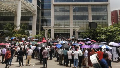 এনবিআর চেয়ারম্যানের অপসারণের দাবিতে সর্বাত্মক কর্মবিরতি ও ‘মার্চ টু এনবিআর’ কর্মসূচি পালন করছেন এনবিআরের কর্মকর্তা ও কর্মচারীরা (ছবি: নাসিরুল ইসলাম)