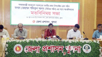 শনিবার বিকালে খুলনা জেলা প্রশাসকের সম্মেলন কক্ষে সাংবাদিকদের সঙ্গে মতবিনিময় করেন প্রধান উপদেষ্টার প্রেস সচিব শফিকুল আলম