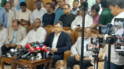 সাংবাদিকদের সঙ্গে কথা বলছেন সালাহ উদ্দিন আহমেদ
