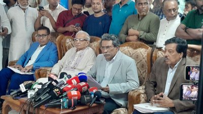 সাংবাদিকদের সঙ্গে কথা বলছেন জাতীয় ঐকমত্য কমিশনের সহ-সভাপতি অধ্যাপক ড. আলী রিয়াজ