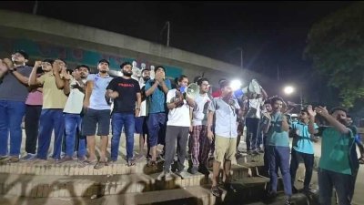 মধ্যরাতে ঢাবি শিক্ষার্থীদের বিক্ষোভ