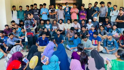 বিভিন্ন সড়ক প্রদক্ষিণ করে প্রশাসন ভবনের সামনে অবস্থান নেন শিক্ষার্থীরা