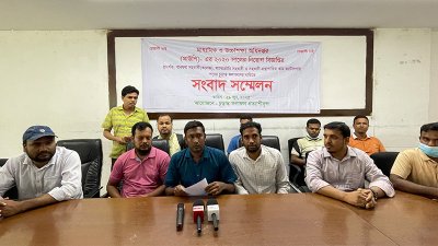 সংবাদ সম্মেলনে চাকরিপ্রার্থীরা