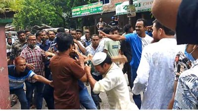 সাতক্ষীরা প্রেসক্লাবের সামনে এ হামলার ঘটনা ঘটে
