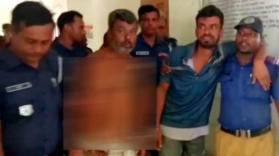 আবদুর রহিম খন্দকারকে কুপিয়ে হত্যায় জড়িত সন্দেহে দুজনকে মারধর করে পুলিশে সোপর্দ করেছেন স্থানীয় লোকজন