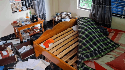ভাঙচুর হওয়া আসবাবপত্রের একটি অংশ